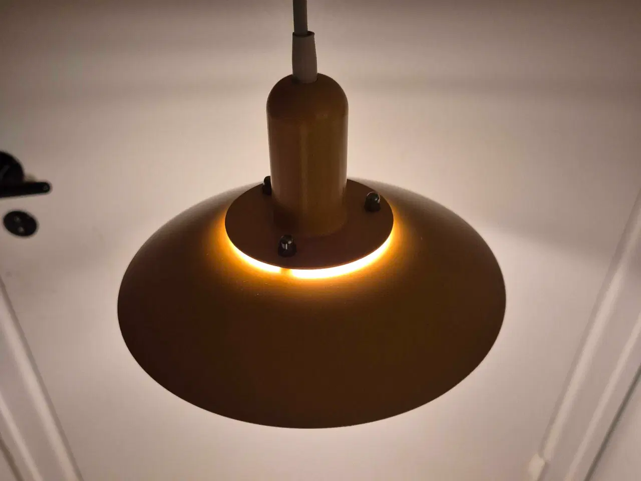 Billede 5 - Sød lille Jeka lampe i sart gul 