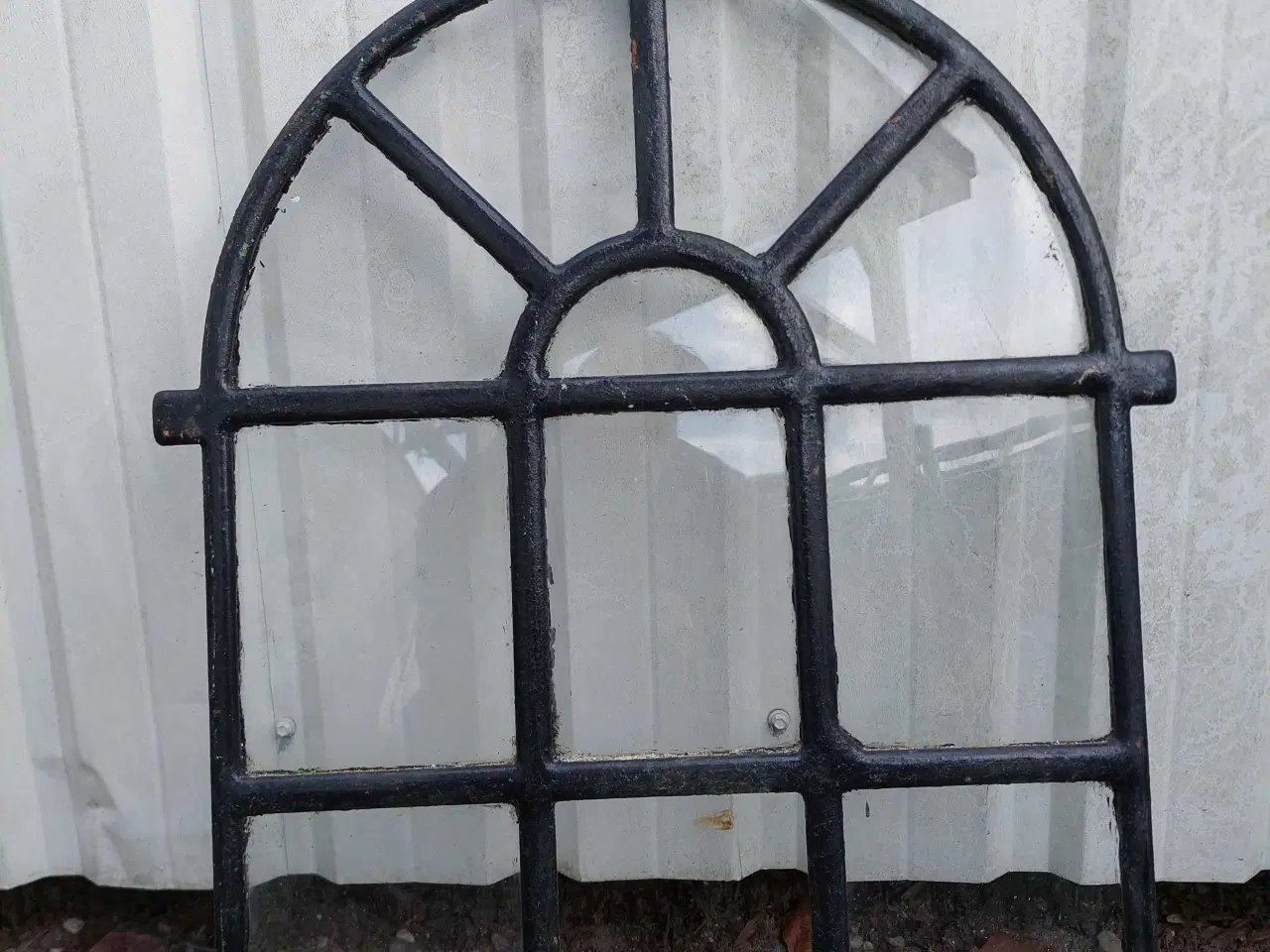 Billede 1 - Staldvindue m/glas. Buet i top