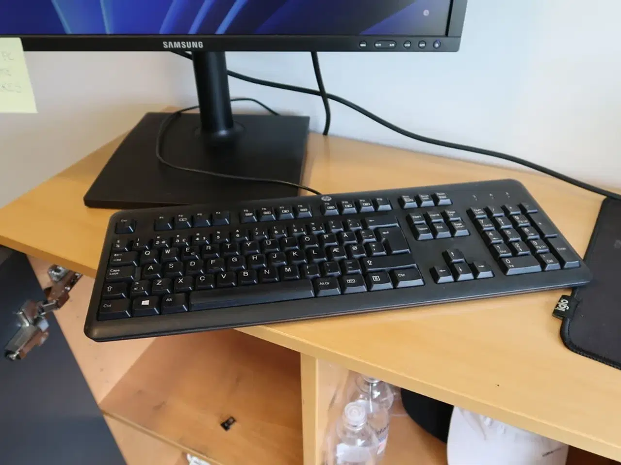 Billede 2 - Computerskærm SAMSUNG S24E450 samt tastatur