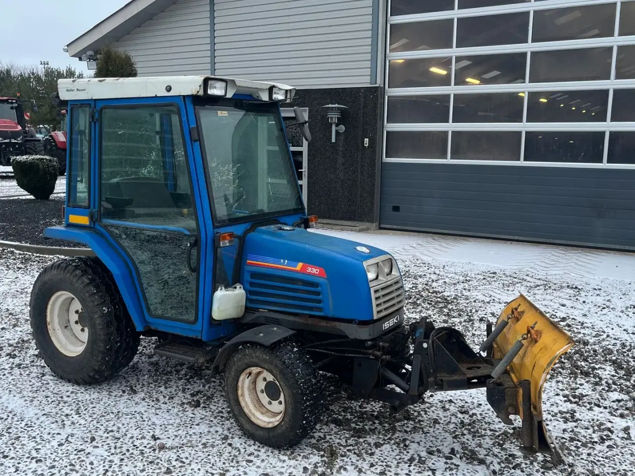 Billede 13 - Iseki 330 Med frontlift, sneplov og lukket kabine