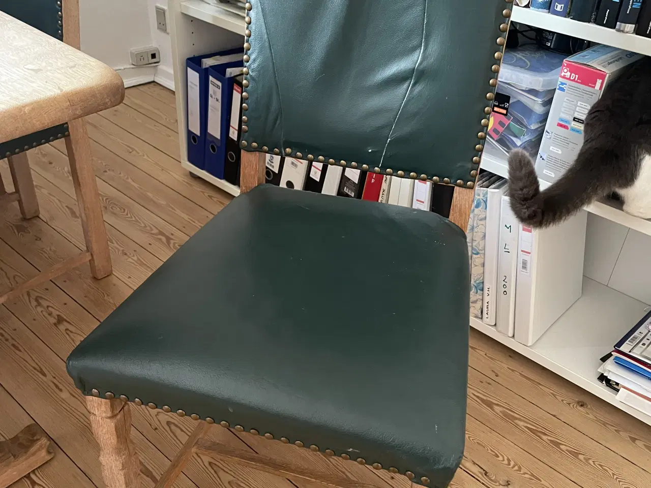 Billede 3 - Spisebord m 6 stole+2 tillægsplader