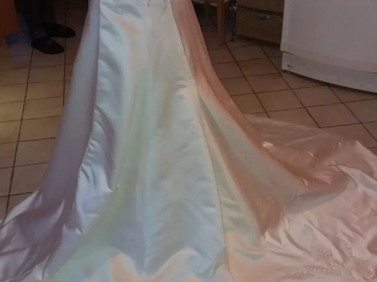 Billede 5 - smuk brudekjole med slæb