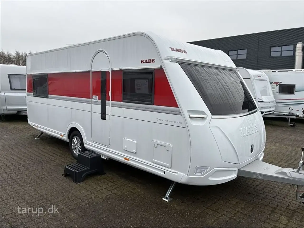 Billede 1 - 2026 - Kabe Ametist 560 GLE KS B2 PREMIUM LINE   enkeltsenge, udtræk til dobbeltseng, rundsiddegruppe i mørkegråt skind, ALDE centralvarme, vandbåren gulvvarme, stort kompressor køleskab