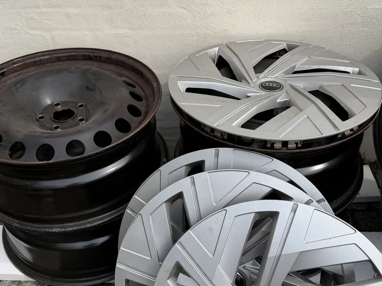 Billede 1 - Sommerdæk med stål og hjulkapsler 