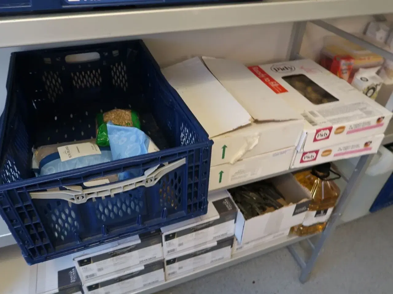 Billede 8 - 2 stk. fødevarereoler med div. Fødevarer, gryde m.m.