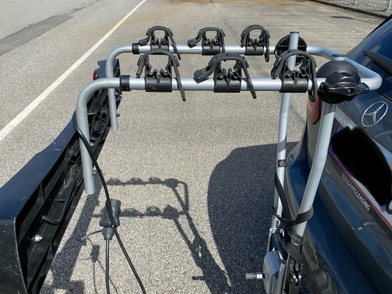 Billede 1 - Thule cykelanhænger med nummerpladestativ