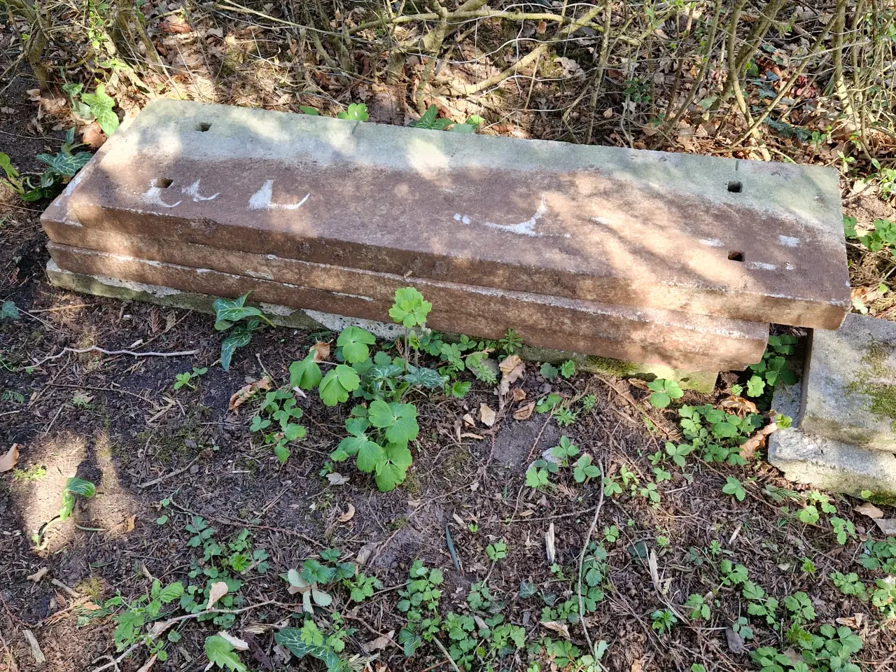 Billede 2 - Fliser brugt til sokkel ved hegn