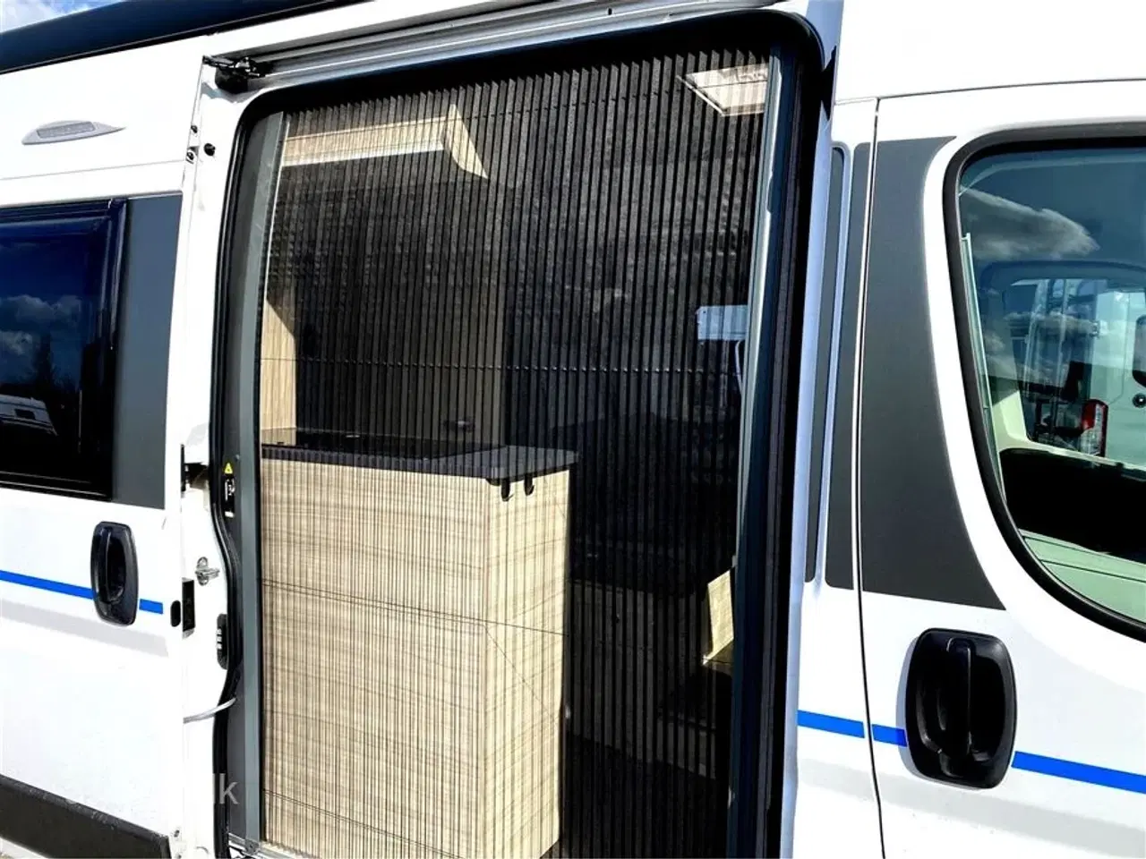 Billede 5 - 2024 - Sun Living V 65 SL   Flot Adria Sun Living V 65 SL med 2 Enkelt senge.