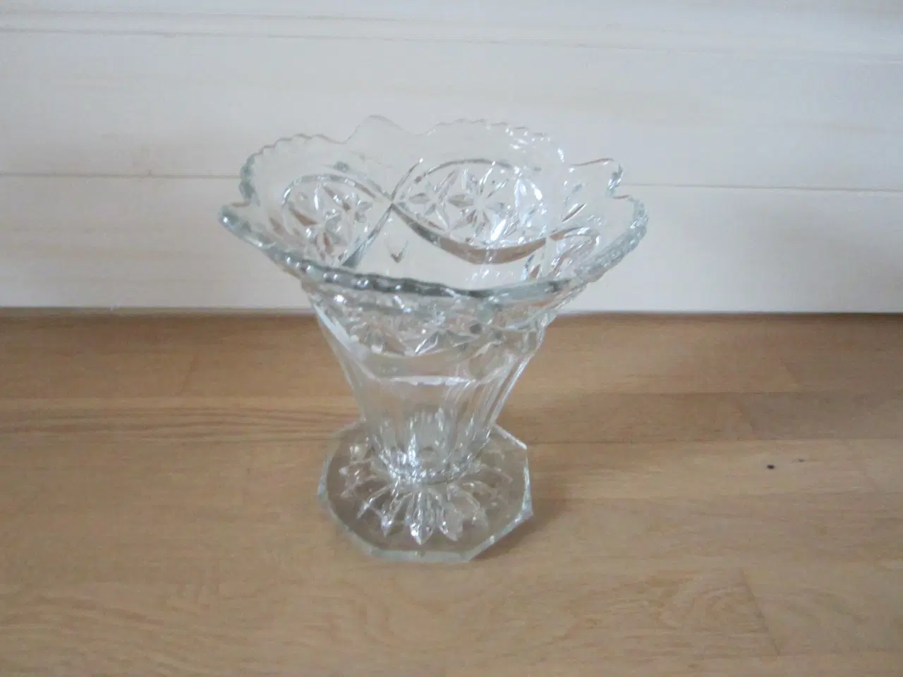 Billede 1 - Flot gammel glasvase med 8 kantet fod