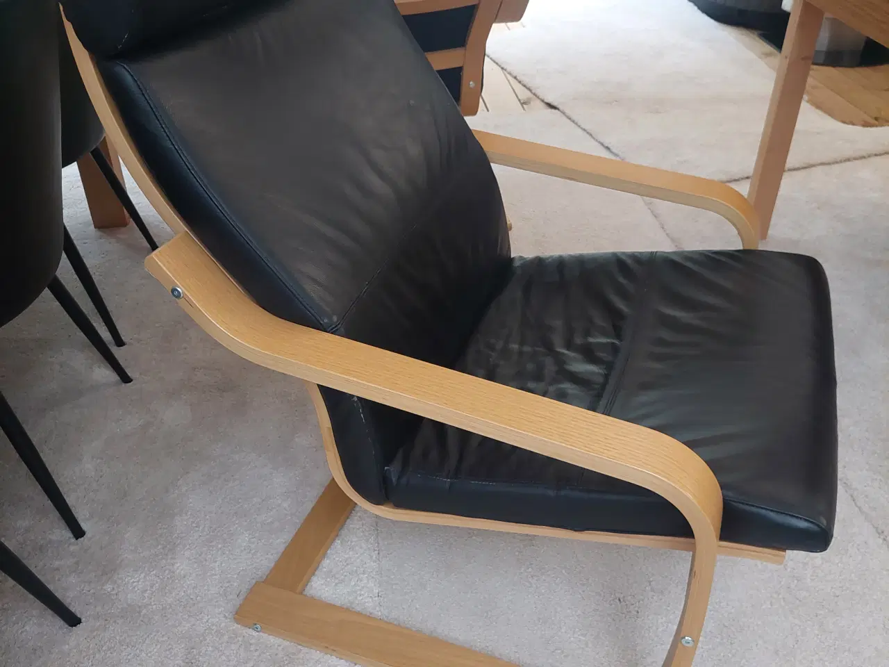 Billede 1 - 2 lænestole i læder/træ og 2 fodskamler