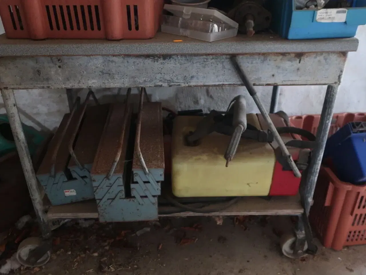 Billede 19 - Reol med div. Reservedele og varelager samt rullevogn med indhold m.m.