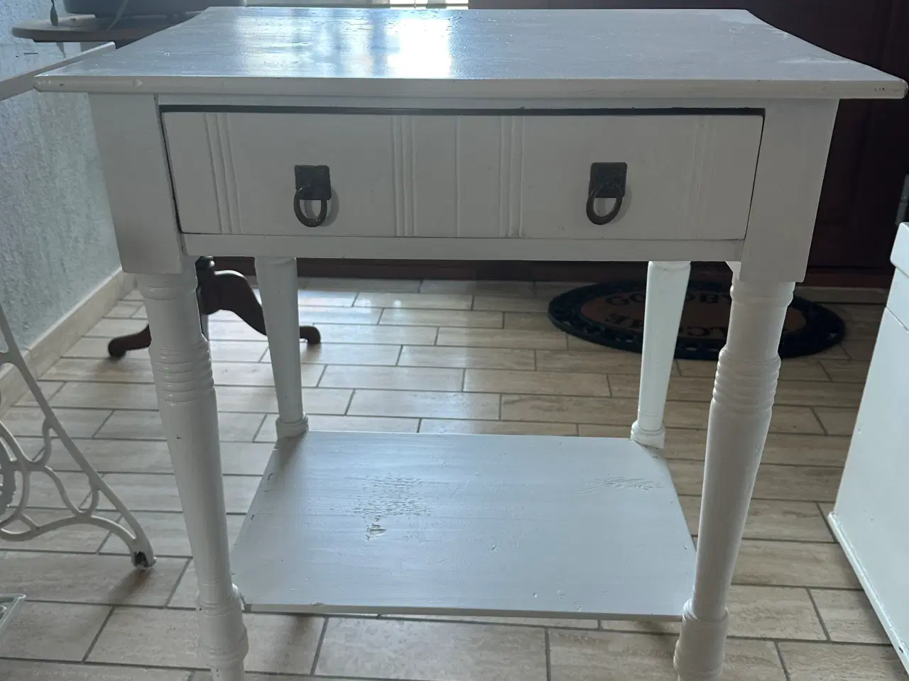 Billede 2 - GL.Hvidmalet tobaksbord