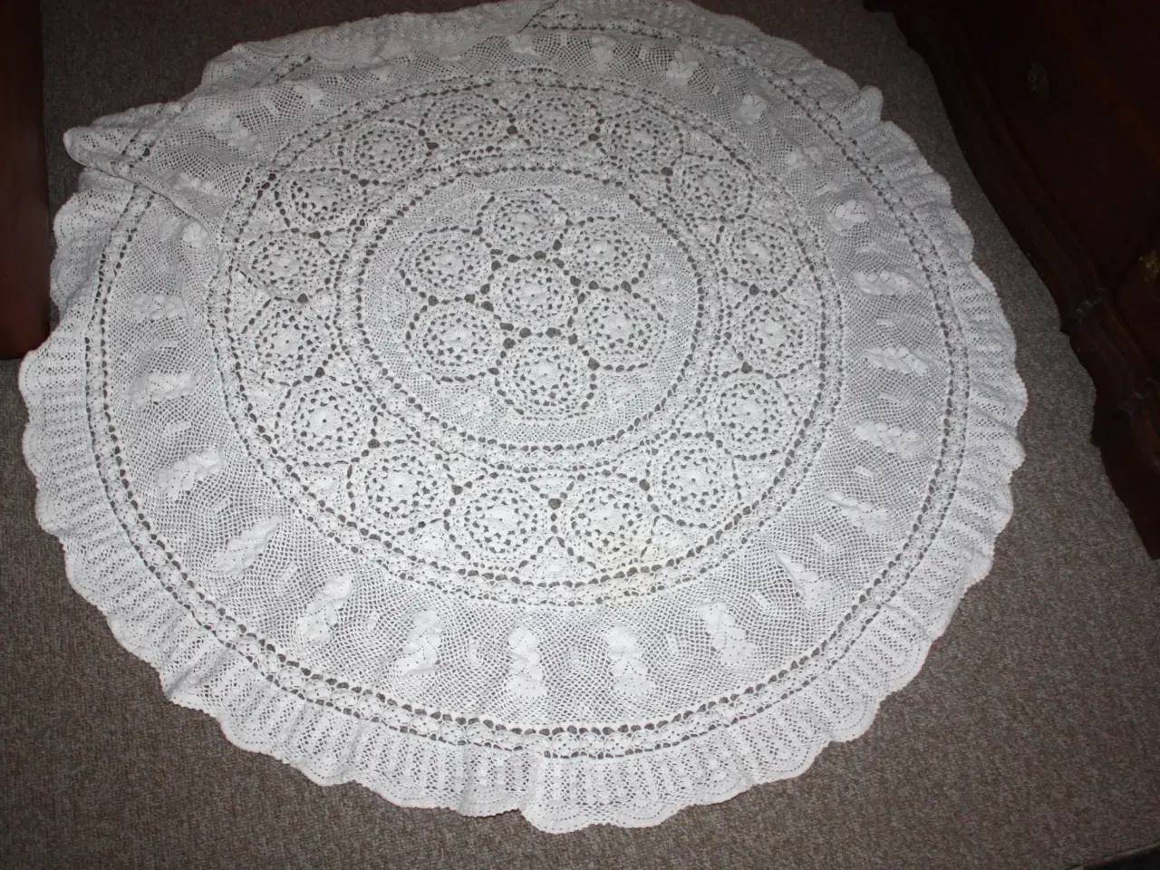 Billede 1 - Hæklet dug i bomuld med en diameter på 135 cm