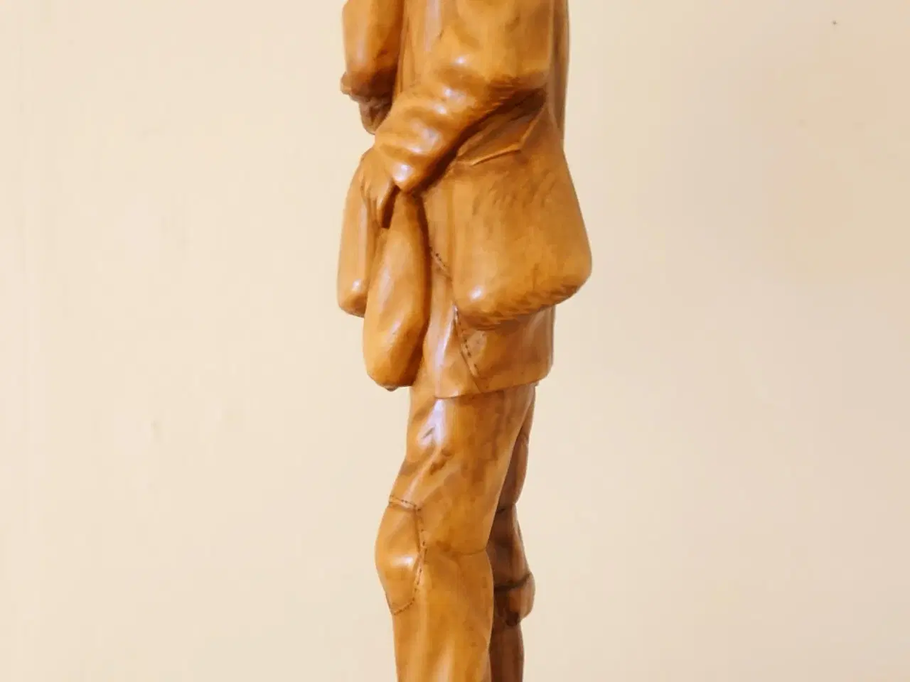 Billede 2 - 52cm høj træfigur af ældre mand.