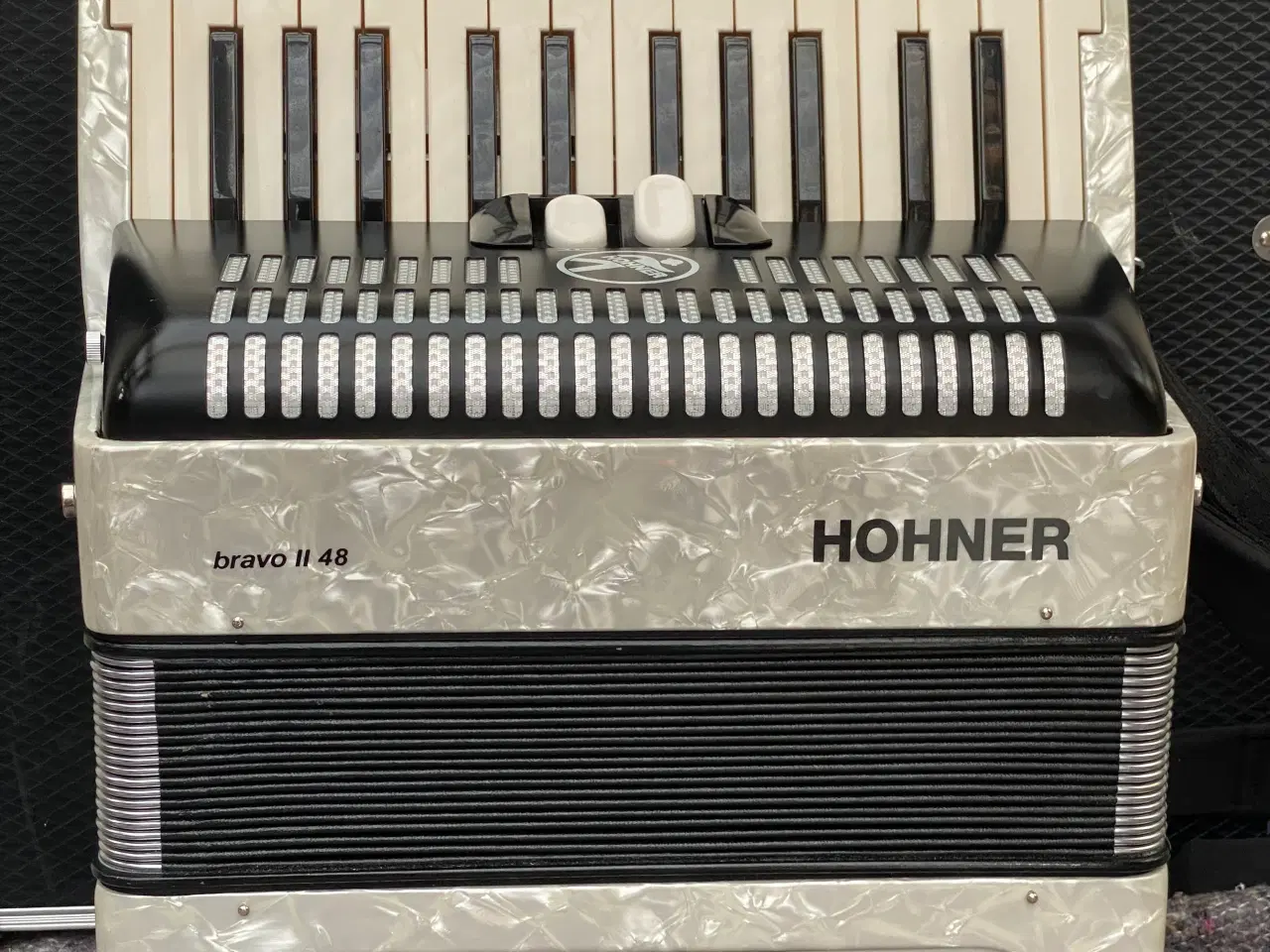 Billede 13 - Hohner Bravo II 48 Facelift – Næsten Ny Harmonika