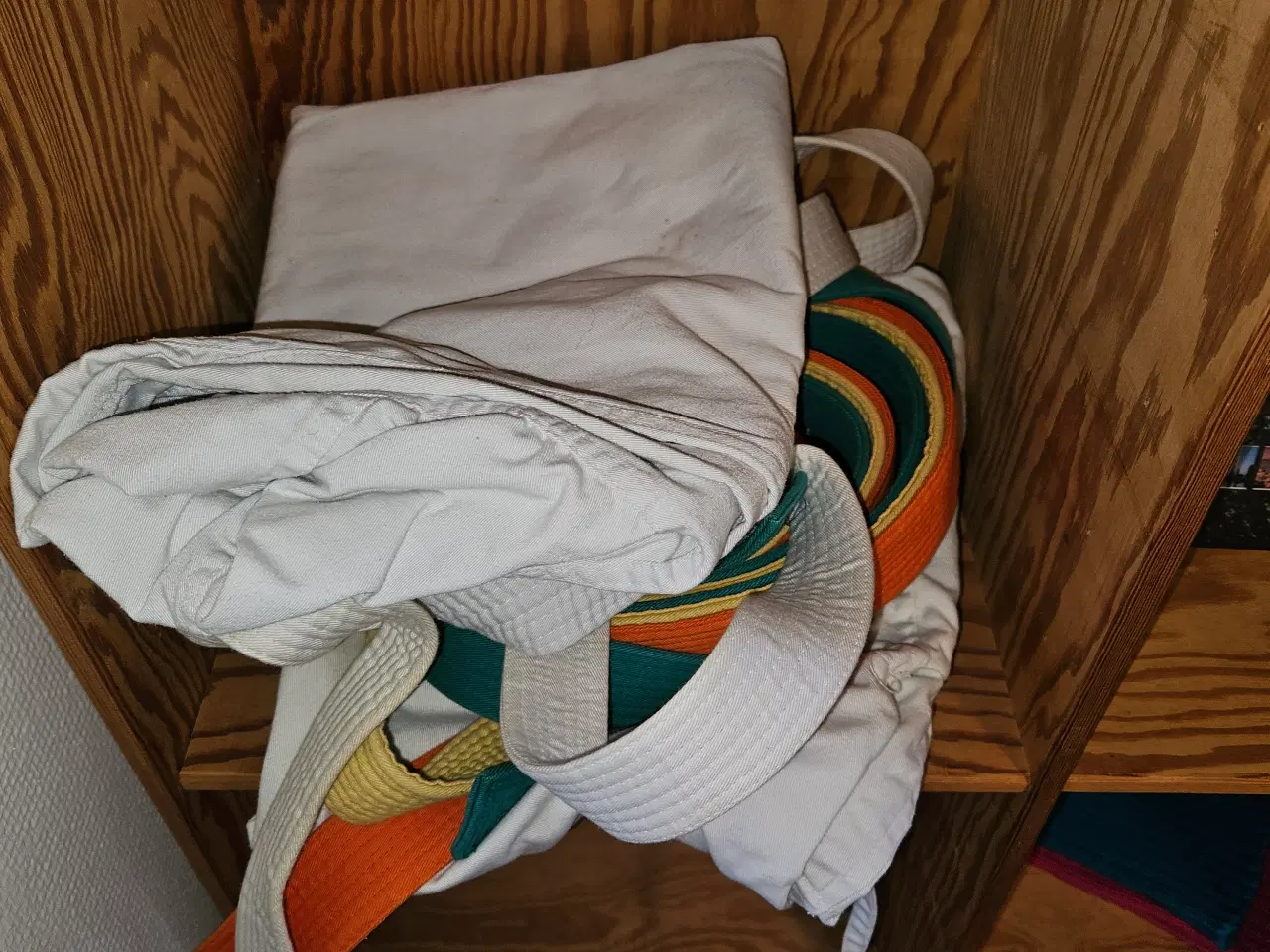 Billede 7 - Blandet landhandel: spejReoler, hvidt service, DVD