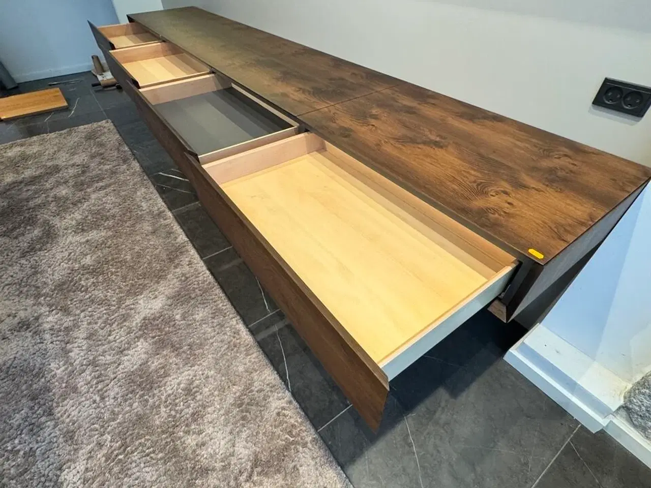 Billede 8 - Boform snedker væghængt møbel i røget eg