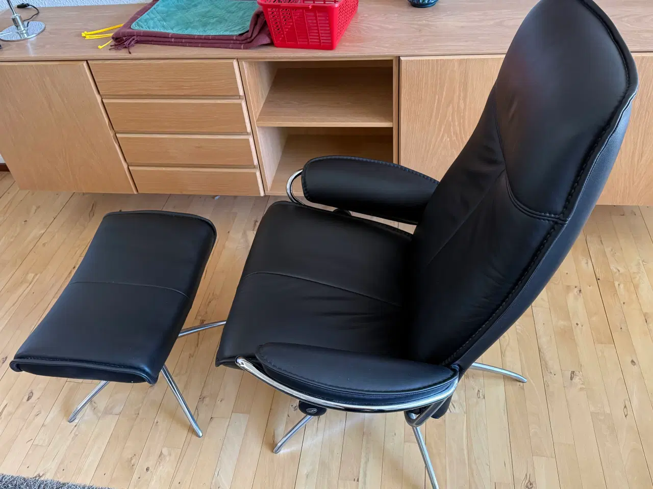 Billede 3 - Stressless City lænestol i læder inkl fodskammel