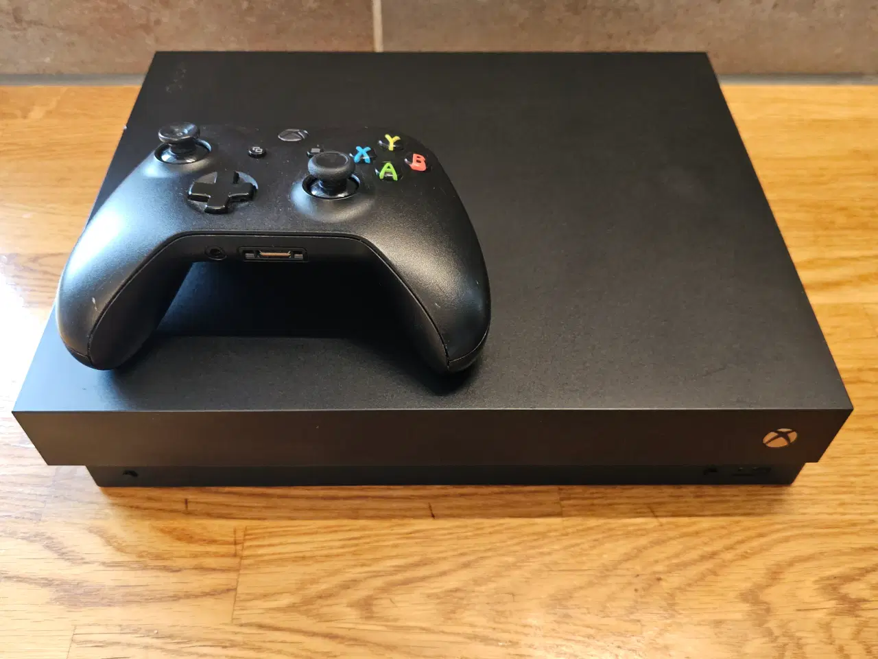 Billede 1 - Xbox One X 1TB i fremragende stand