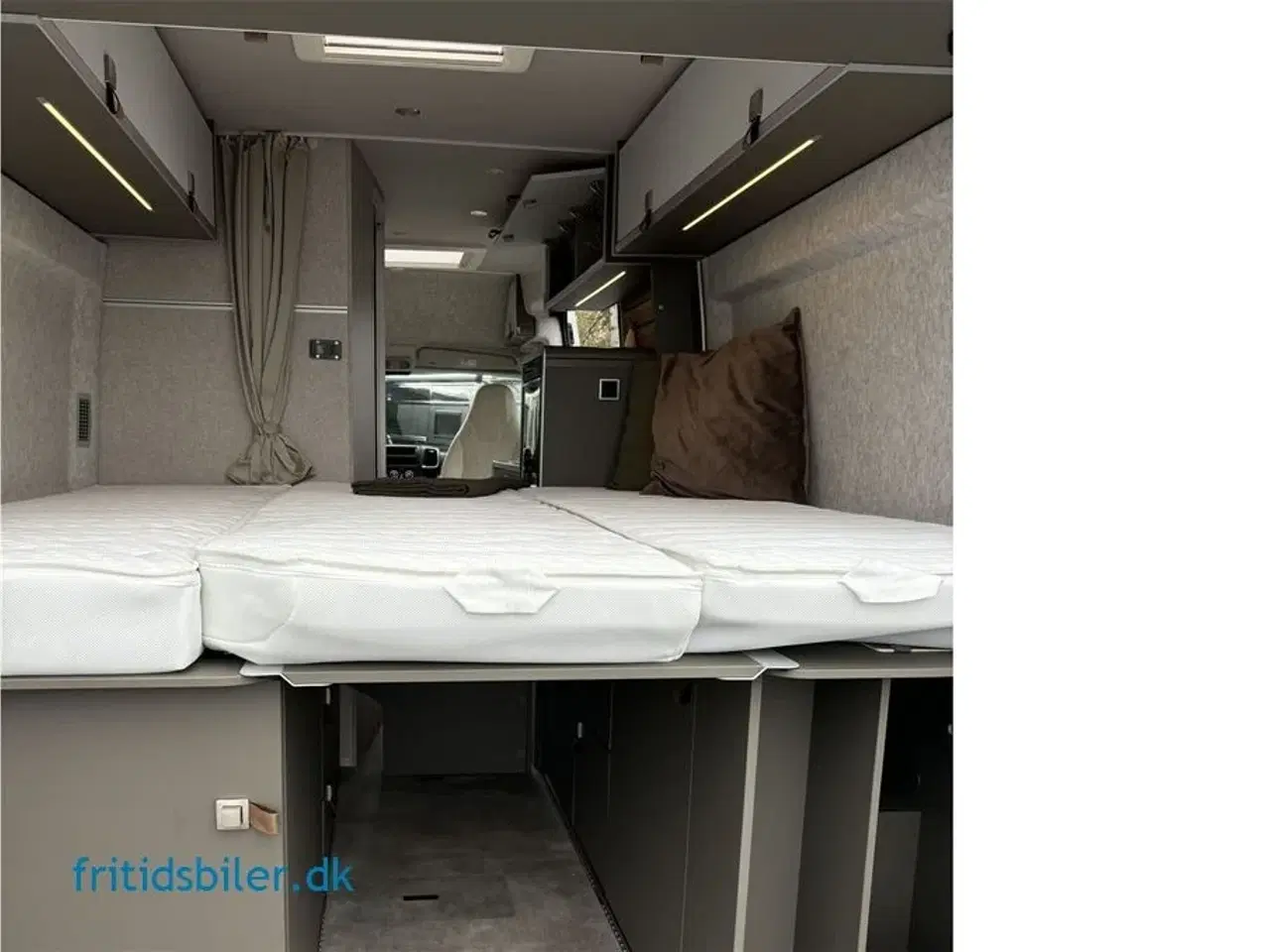 Billede 5 - 2024 - Hymer Yellowstone 140 Hk   Hymer Yellowstone 140 Hk en flot og pæn campervan med langsgående senge på næsten 200 cm