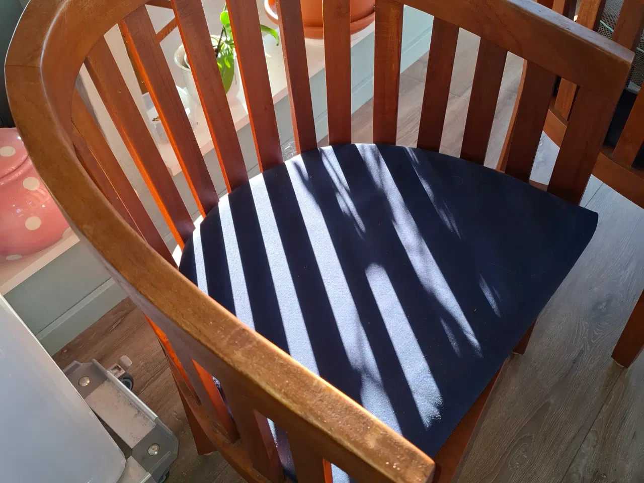 Billede 3 - Flot rundt spisebord med bananstole i massiv træ