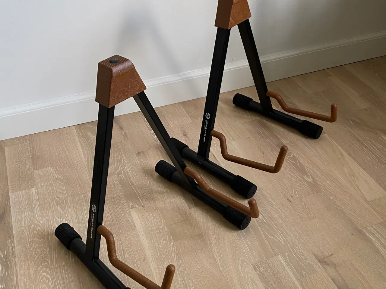 Billede 1 - 2 stk König & Meyer A-Guitar Stand – Cork