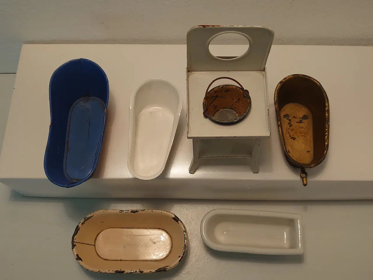 Billede 5 - 5stk gamle dukkehus badekar og toiletstol.Blik mm.