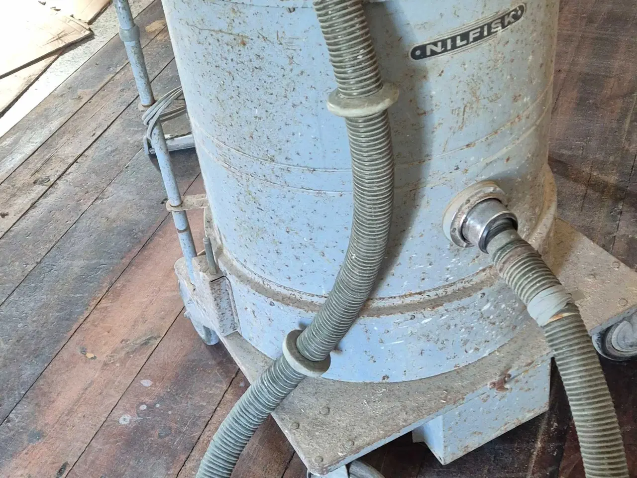 Billede 2 - 3-motores Nilfisk industristøvsuger