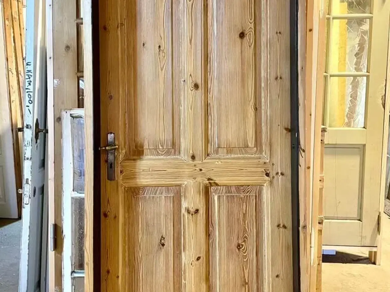 Billede 2 - Venstrehængt, lav Dannebrogsdør m. karm