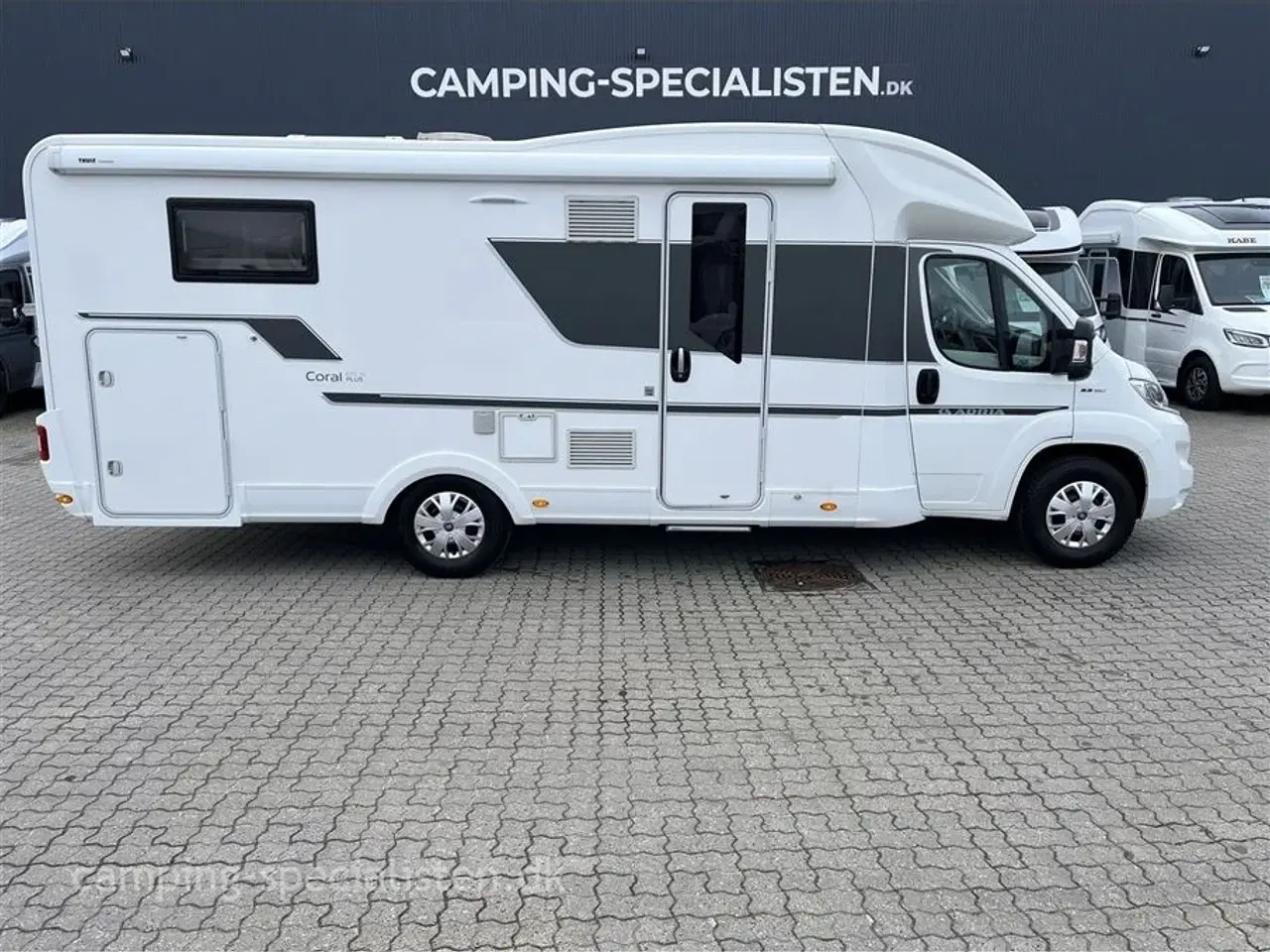 Billede 1 - 2019 - Adria Coral Plus 670 SC   Adria Coral Plus 670 SC m. Alde varme - Kan ses nu hos Camping-Specialisten.dk