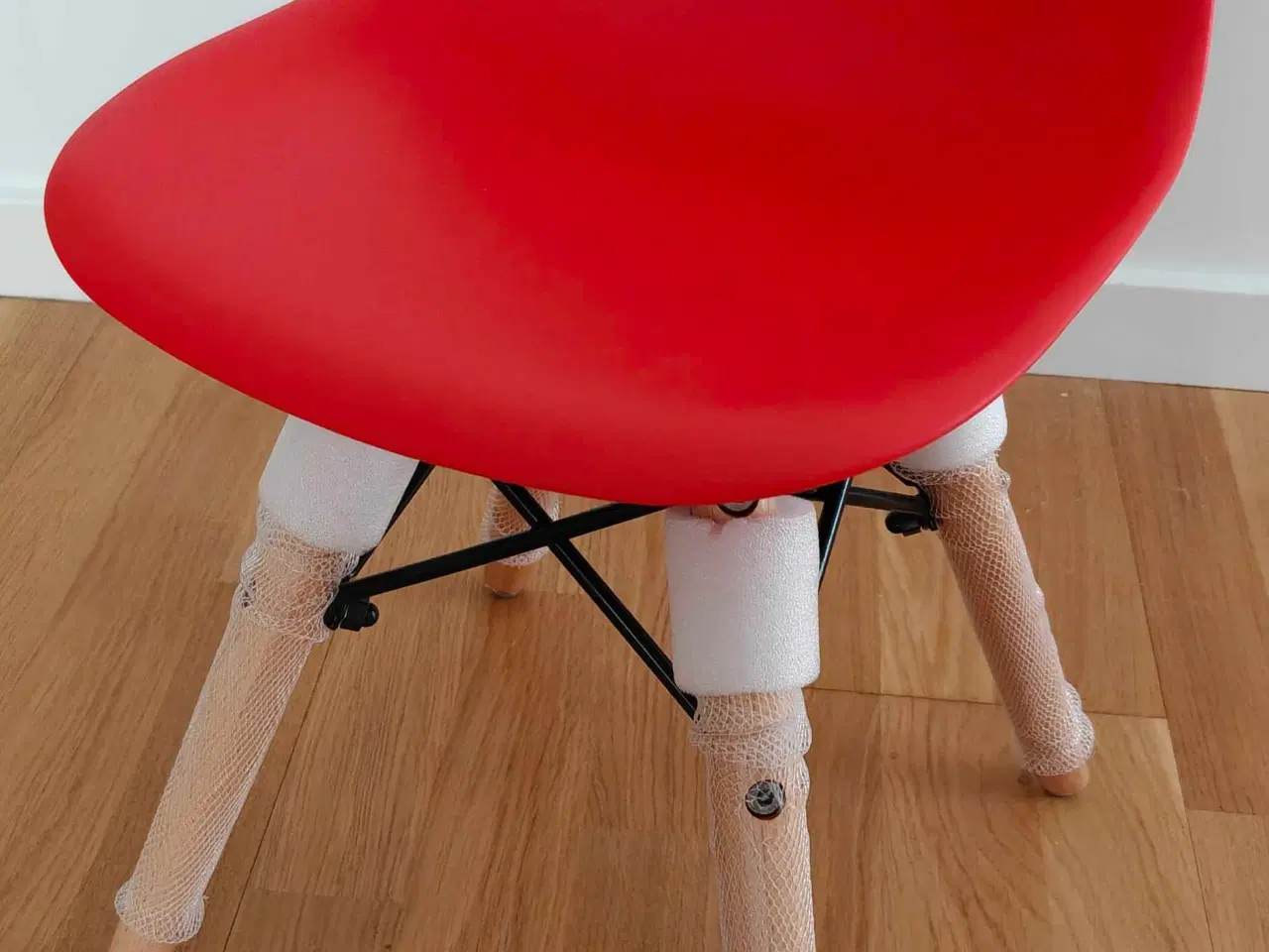 Billede 1 - Barnestol med rødt formstøbt sæde