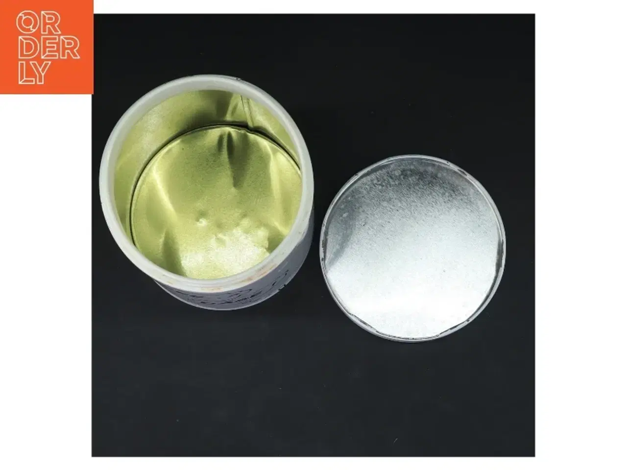 Billede 5 - Hvid metal dåse med tekst (str. Ø 11 cm længde 15 cm) fra Irma