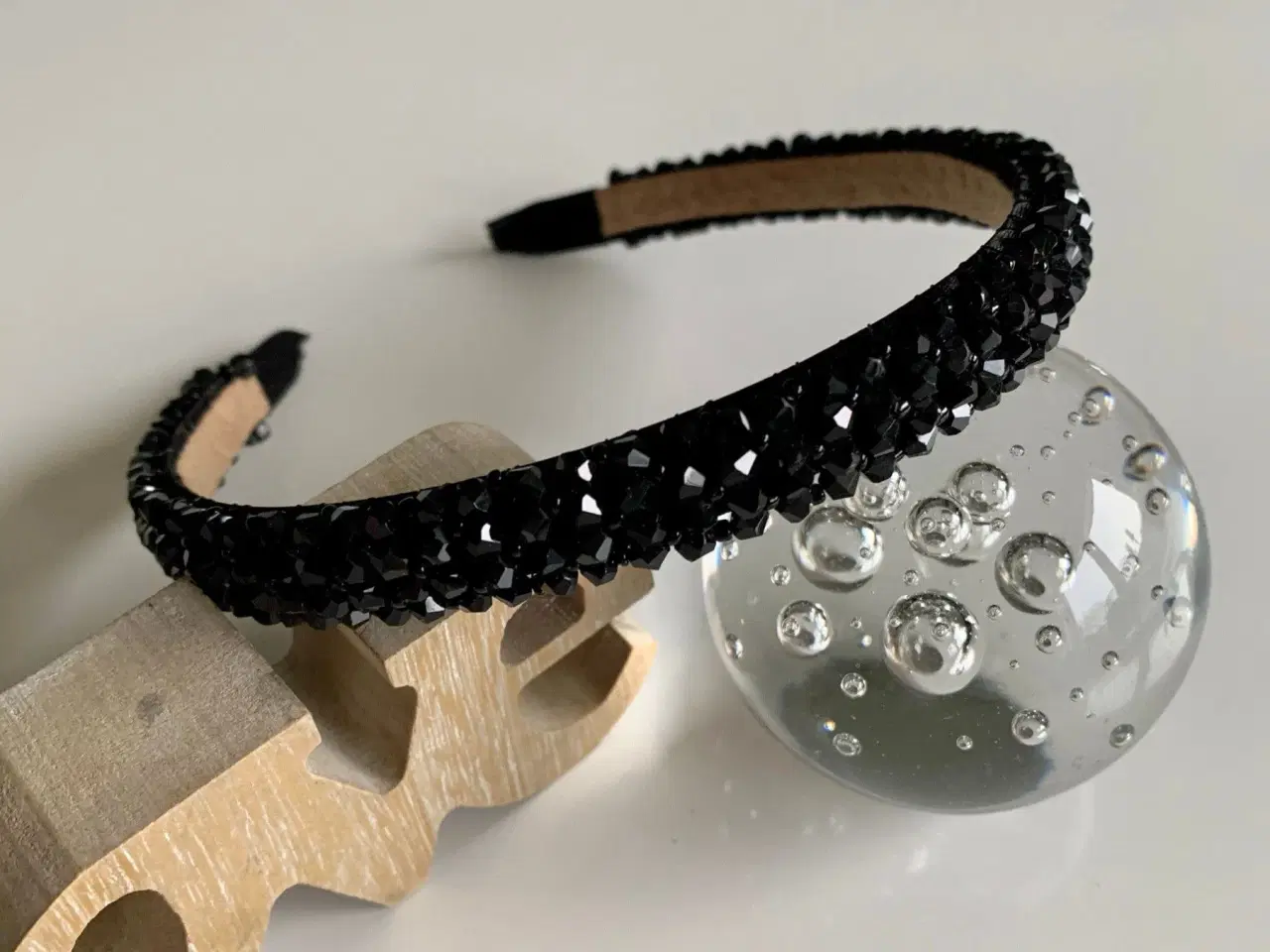 Billede 5 - Smuk sort hårbøjle med shiny perler i sort