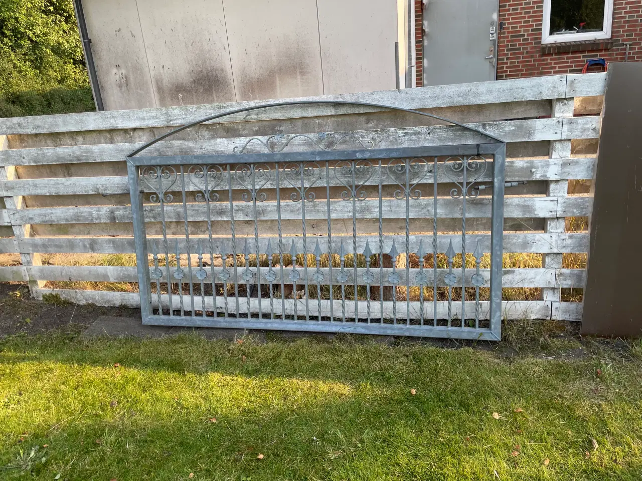 Billede 4 - Havehegn 2 stk inkl stolper i galv. jern. 