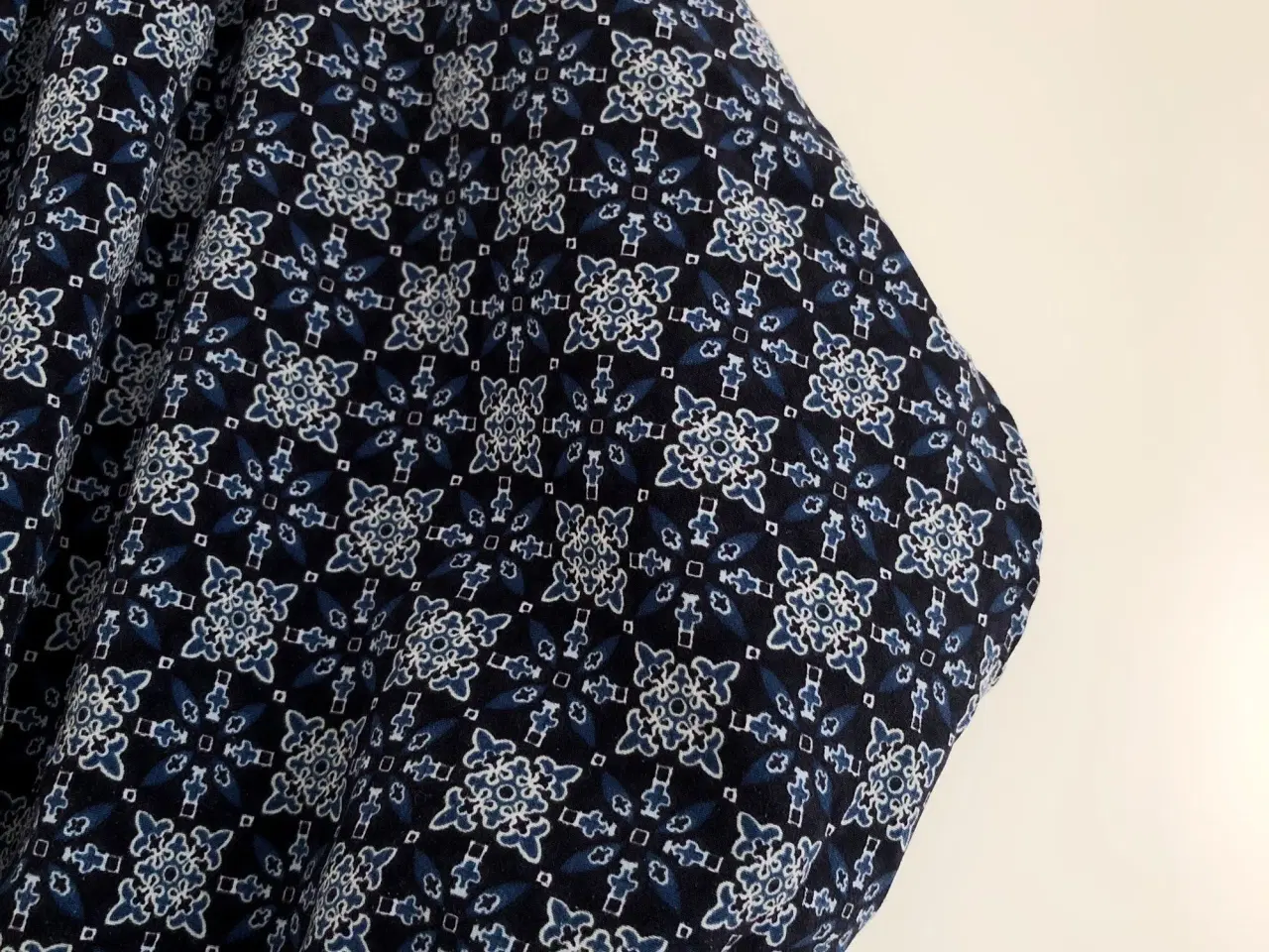 Billede 2 - H&M Mama mørkeblå mønstret ventekjole str XL. 