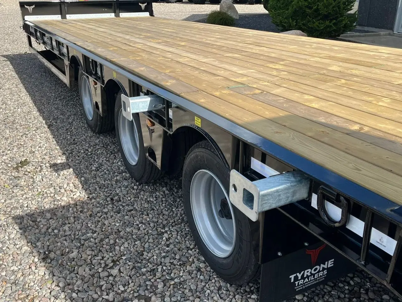 Billede 9 - Tyrone 27TLL LANG MODEL med forbredningsudstyr samt kombi bremser, både luft og hydrauliske bremser. Affjedret træk og affjedret aksler. Med hydrauliske ramper og værktøjskasse