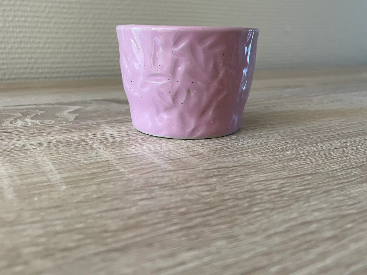 Billede 2 - Håndlavet kop, lyserød med grønt indre