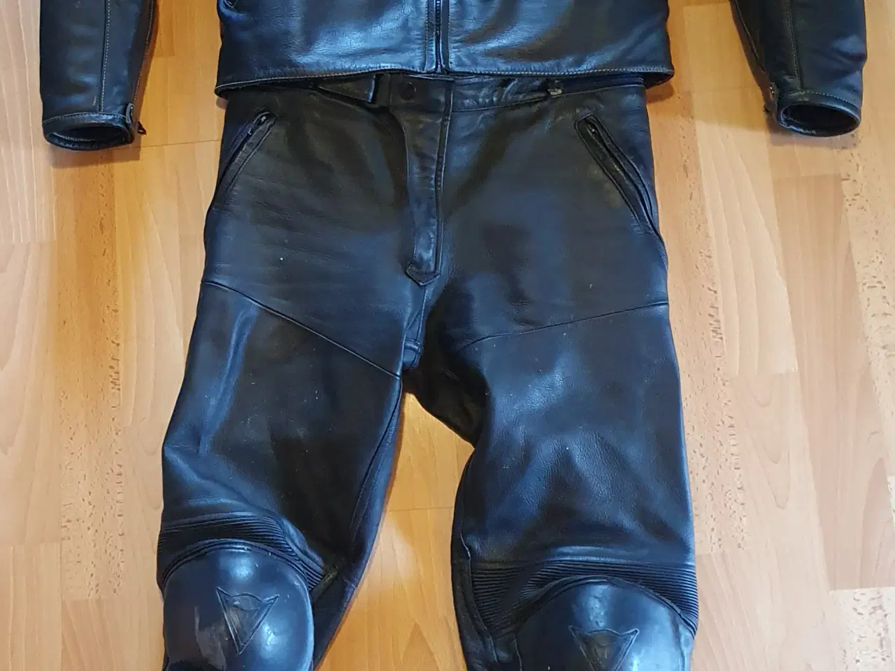 Billede 3 - Dainese to-delt læderdragt i str. 54/52