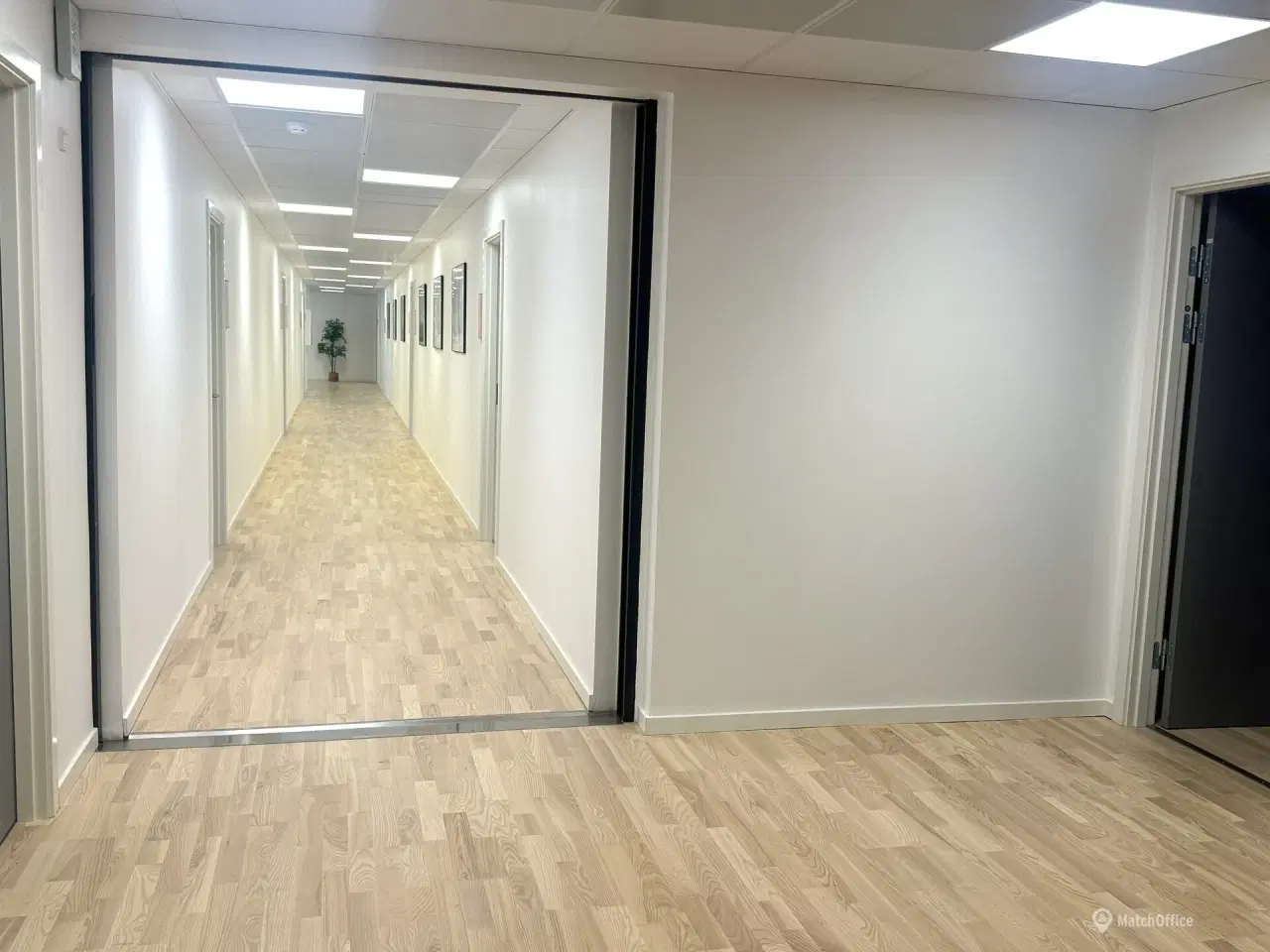 Billede 2 - FLERBRUGEREJENDOM m. kantine. reception og gratis parkering