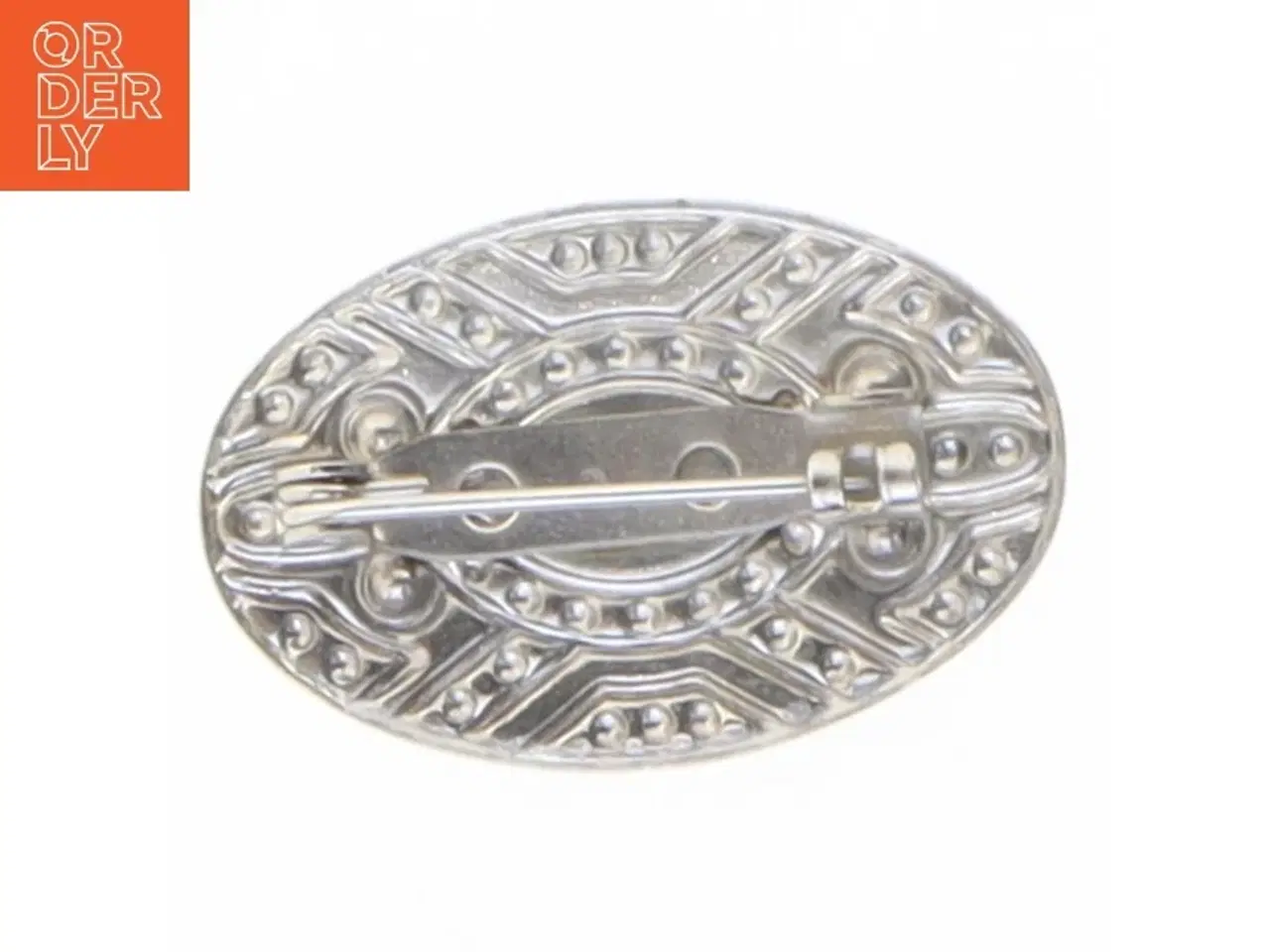 Billede 2 - Sølvfarvet broche med dekorative detaljer (str. 3 x 2 cm)