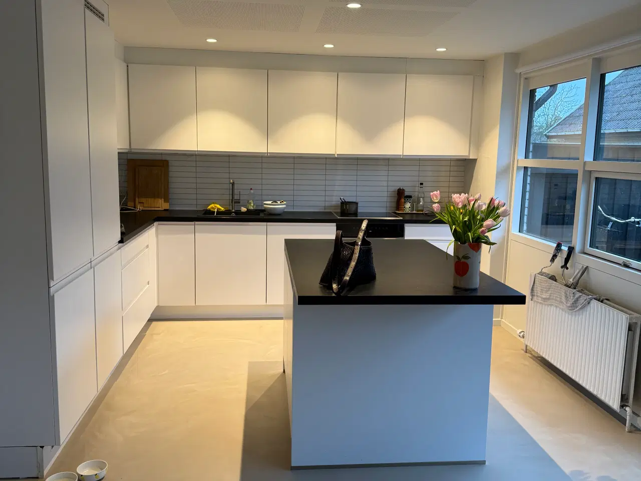 Billede 3 - Køkken overskabe inkl låger og emhætte