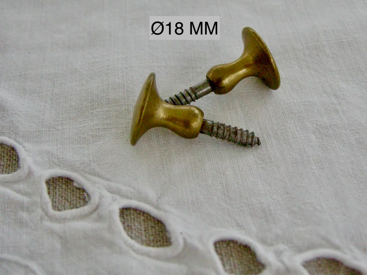 Billede 6 - Gamle møbelbeslag, møbelknopper, nøgleskilte, ben