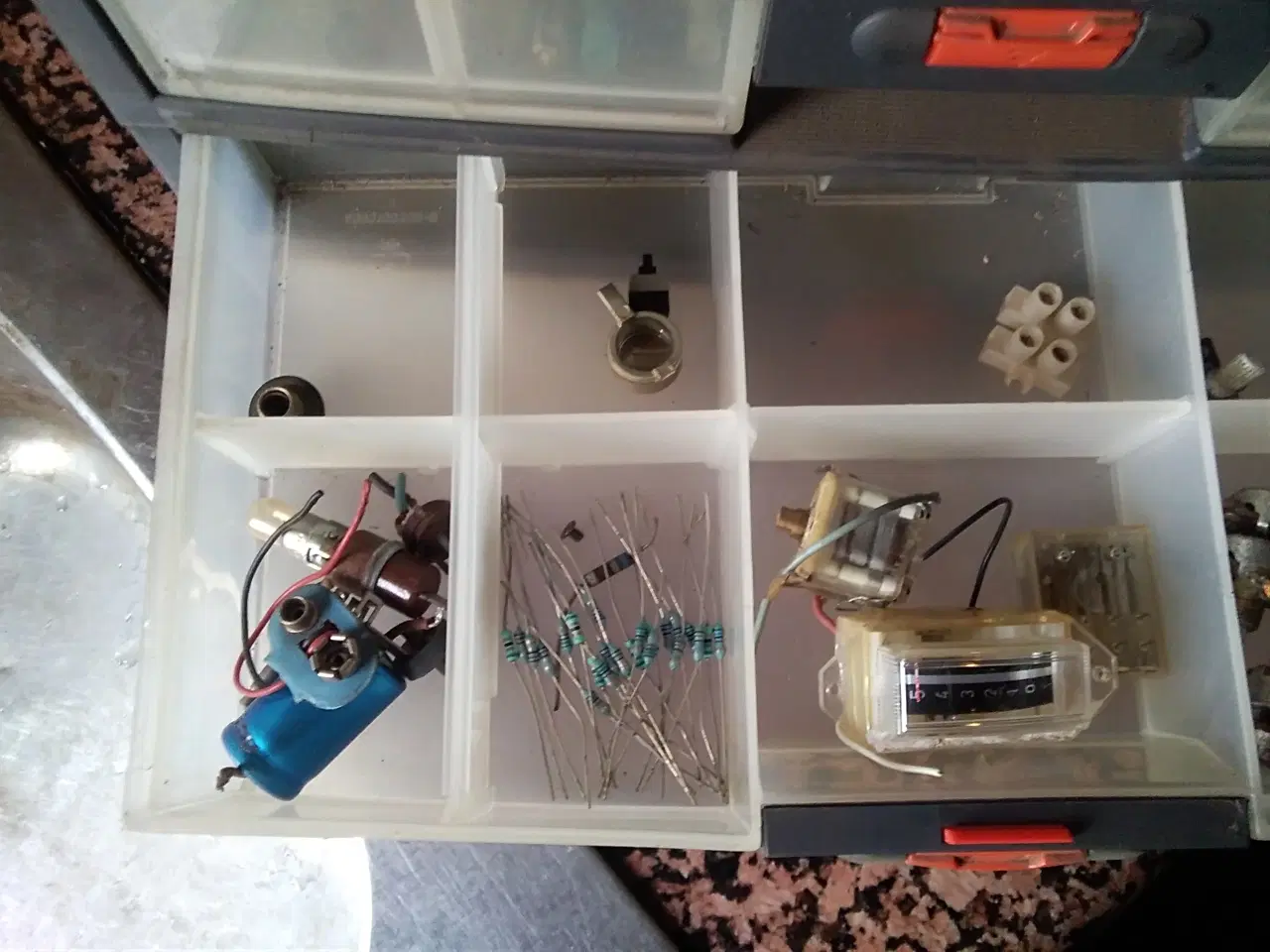 Billede 3 - Reol m dioder kabelsko sikringer oma Det meste NYT