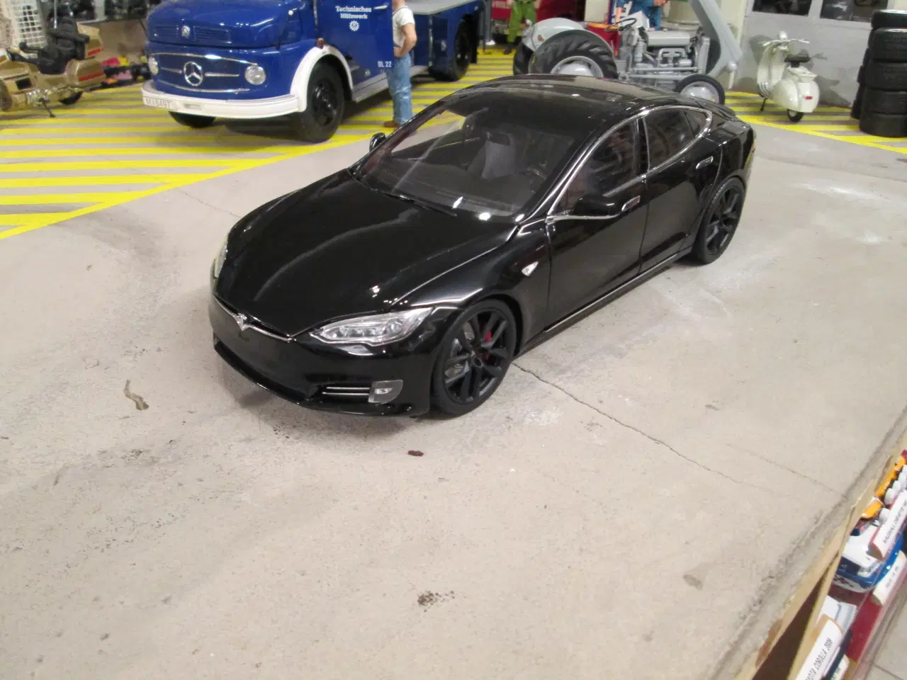 Billede 1 - Modelbil,,, Tesla model S    1:18