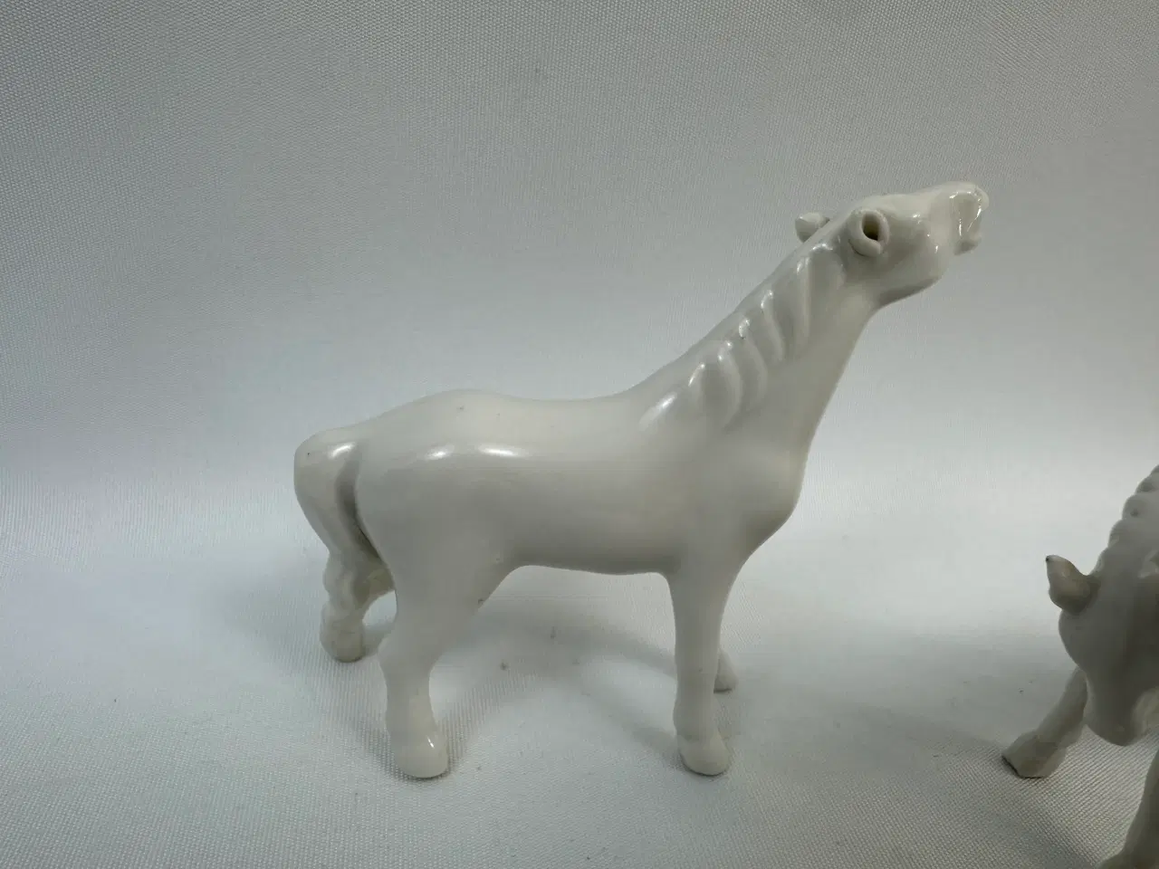Billede 4 - 2 små hvide porcelænsheste