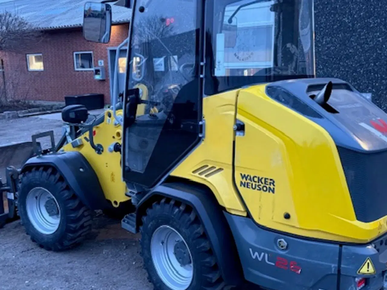Billede 8 - Wacker Neuson WL28 LUKKET KABINE, SKOVL OG GAFLER, HYDRAULISK SKIFT