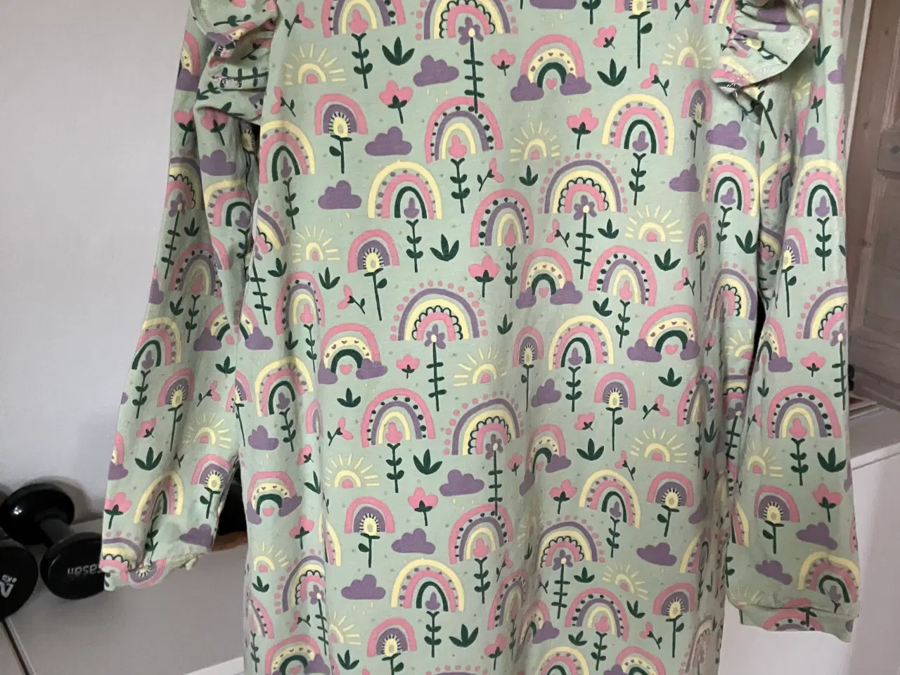 Billede 1 - Lysegrøn kjole med 🌈🌈 og blonde på ærmet, 5 år