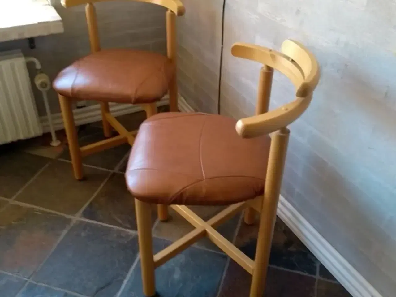 Billede 3 - 2 stole med læder sæde