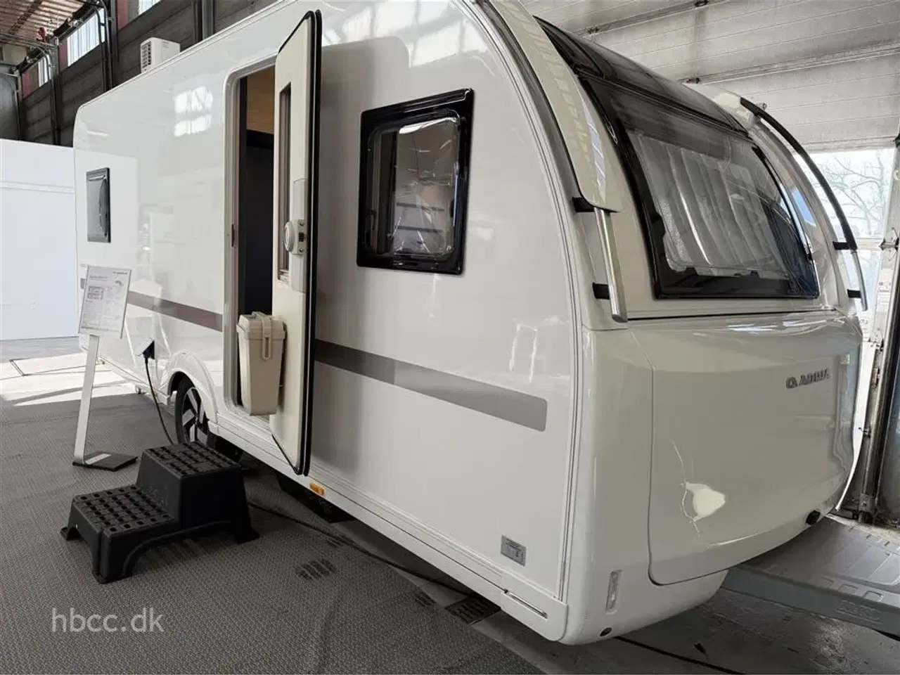 Billede 1 - 2026 - Adria Adora 522 UP   Adria Adora 522 UP – Komfortabel familievogn med dobbeltseng og rundsiddegruppe