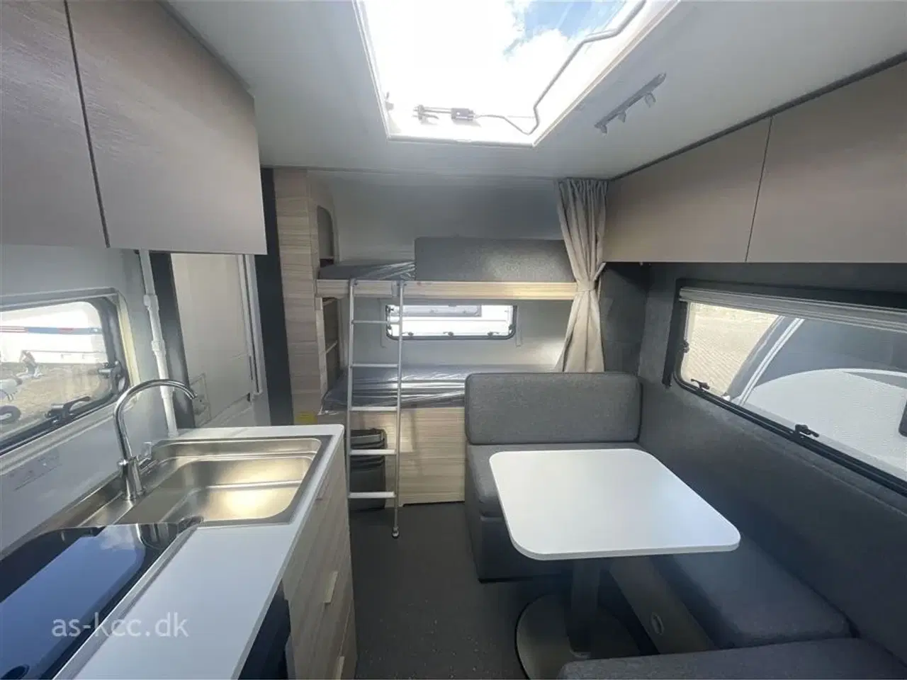 Billede 10 - 2026 - Adria Altea 472 PK   Adria Altea 472 PK årg. 2026 6 sovepladser, 4 siddepladser, Myggenetdør kr. 1.640,- lagt i prisen.